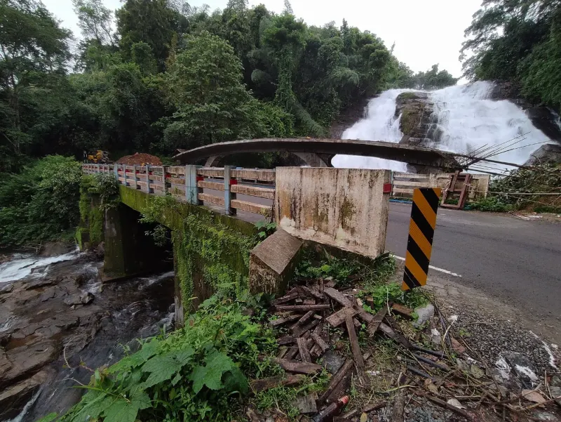 മഴക്കാലത്ത് ചാർപ്പ വെള്ളച്ചാട്ടം കാണാൻ