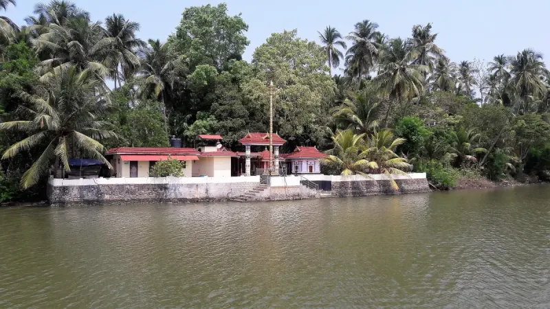 ചേറ്റുവയിലെ തുരുത്തുകളും കണ്ടൽക്കാടുകളും